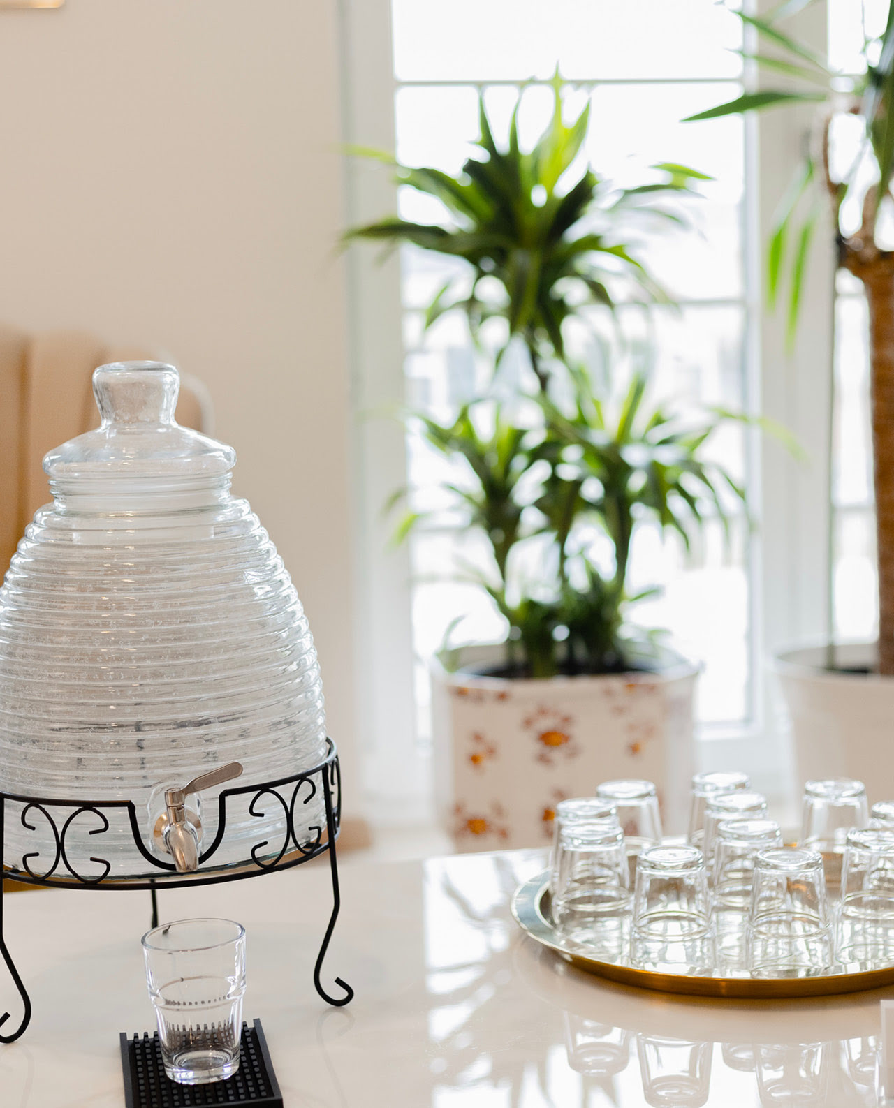 In dem Wartezimmer der Ordination Dr. Rezwan steht ein sehr eleganter Wasserspender und kleine Gl&auml;ser zur Erfrischung bereit.