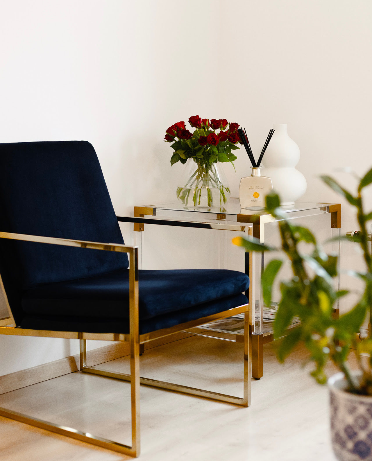 Das Wartezimmer ist liebevoll mit Rosen, Duftstangen und &auml;sthetischen M&ouml;beln best&uuml;ckt.