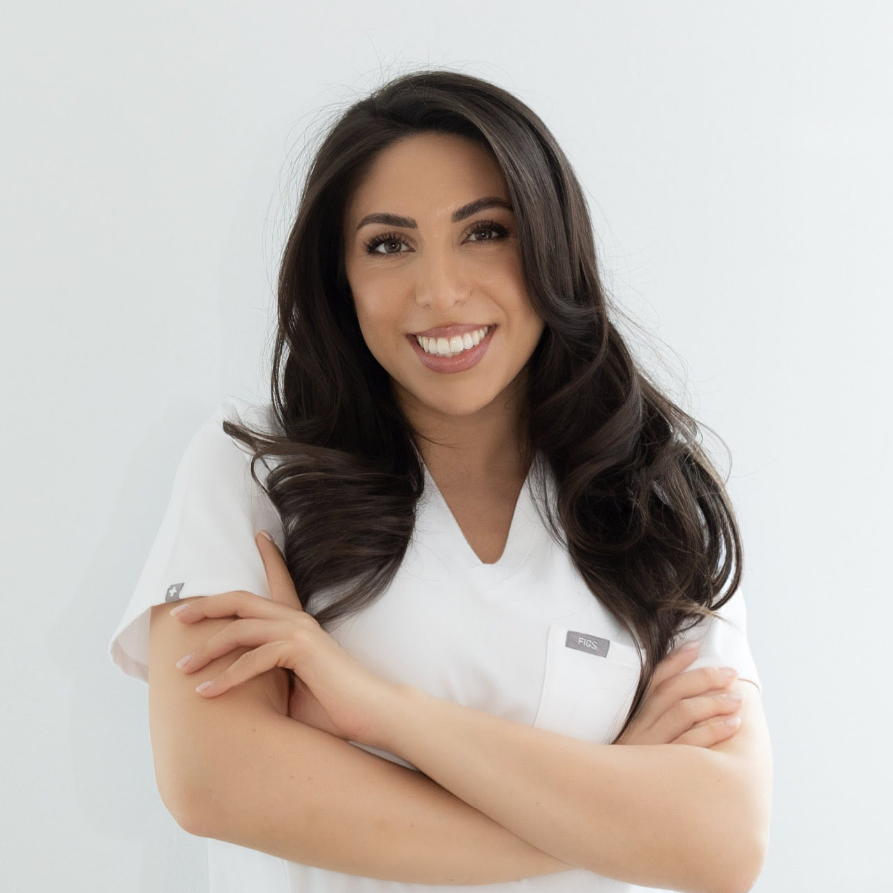 Portrait der l&auml;chelnden Dr. Tara Rezwan, MSc mit verschr&auml;nkten Armen.